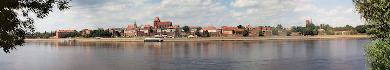 Torun panorama. By Pko. [GFDL (http://www.gnu.org/copyleft/fdl.html), CC-BY-SA-3.0 (http://creativecommons.org/licenses/by-sa/3.0/) or CC BY-SA 2.5-2.0-1.0 (https://creativecommons.org/licenses/by-sa/2.5-2.0-1.0)], via Wikimedia Commons