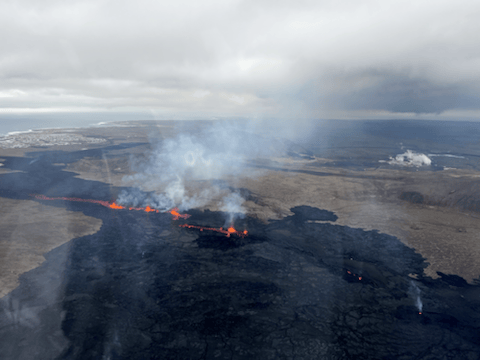 Overview photo of the eruption centers taken in flight this morning (March 20, 2024). There you can see all the active craters and a lava flow from them to the south. In the background on the left you can see Grindavíkurbær and on the right you can see Svartsengi (Photo: Birgir V. Óskarsson - Natural Science Foundation)
